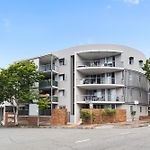 Vibrant 2-Bed Apartment With Pool And Gym Access