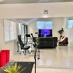 Steps From Sunnybank Hills Shopping Spacious Home