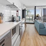 Spacious 2-Bed Unit With Balcony Next To The Gabba