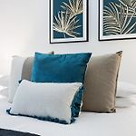 Comfy 2-Bed With Pool And Secure Parking