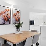 Comfy 2-Bed With Pool And Secure Parking