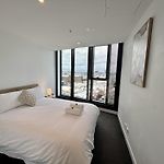 Stylish 1-Bed With Pool, Gym & Free Parking