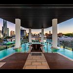 Stylish 1-Bed With Pool, Gym & Free Parking
