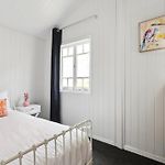 Tranquil 3-Bed Family Home With Spacious Backyard