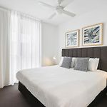 Chic 2-Bed With Rooftop Pool Overlooking The City