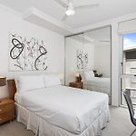 High-Floor 2-Bed Cbd Unit With Views & Amenities