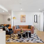 Modern 2Br - City Views & Pool & Free Parking