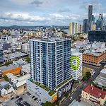 Modern 2Br - City Views & Pool & Free Parking