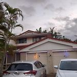 Air Conditioned Floral Youth Backpacker And Holiday House