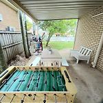 Air Conditioned Floral Youth Backpacker And Holiday House