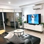 Spacious & Modern Apt Close To City & Airport