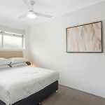 Spacious 2-Bed Apartment Near City Centre