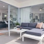 Spacious & Modern Apt Close To City & Airport