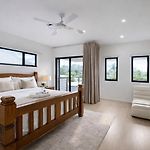 Modern 4Br 3Bath Duplex Near Train Station Stylish Comfortable