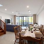 Modern 4Br 3Bath Duplex Near Train Station Stylish Comfortable