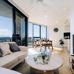 Skyline Serenity 2Br Apt With River & City Views
