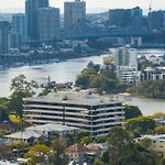 Modern Retreat-Style Apt, Stunning Rooftop Pool And River Views, Secure Park, Gym
