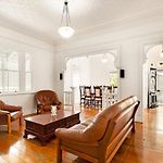 Leafy Hawthorne Haven Pool Gym & City Convenience