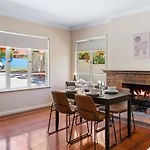 Warm And Cozy Retreat Near Shops And Transport