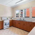 Warm And Cozy Retreat Near Shops And Transport