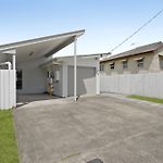Spacious 4-Bed House With Secure Parking