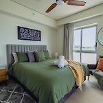 Exec Apartment Walk To Rna & King St, Pool, Gym, Parkng