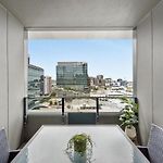 Modern 2 Bedroom Apartment - Short Stroll To James St