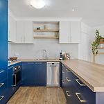 Modern 2Br Retreat With Gym, Pool And Balcony