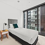 Compact 2Br Designer Apartment With City Skyline