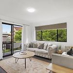 Spacious New Farm Stay With Balcony And Secure Parking