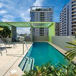 Modern 1Br Retreat - Pool, Gym, Parking - Walk To South Bank