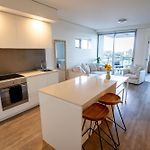 Modern City Pad, 1-Min To Showgrounds