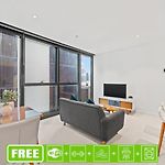 Compact 2Br Designer Apartment With City Skyline