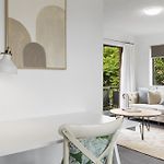 Spacious New Farm Stay With Balcony And Secure Parking