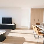 Milton Oasis Level 16- Luxury Apt Near Milton Station