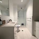 2B2B Apt With Courtyard - Close To Cbd - Free Parking
