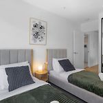 Valley Getaway - Rooftop Pool - Parking - Sleeps 6