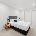 Compact 2Br Designer Apartment With City Skyline
