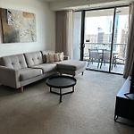 Modern Escape In The Heart Of Brisbane City With An Amazing River View!
