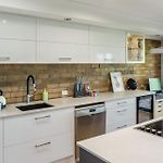 Clayfield Gem With Balcony Steps To Valley & Cbd