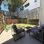2B2B Apt With Courtyard - Close To Cbd - Free Parking