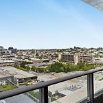 Modern 2 Bedroom Apartment - Short Stroll To James St