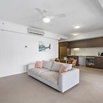 Modern 2 Bedroom Apartment - Short Stroll To James St