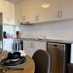 2B2B Apt With Courtyard - Close To Cbd - Free Parking