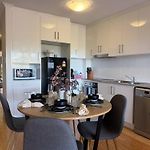 2B2B Apt With Courtyard - Close To Cbd - Free Parking