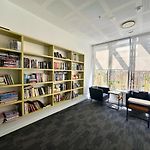 Modern 1Br Retreat - Pool, Gym, Parking - Walk To South Bank