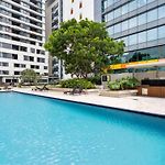 Modern 2 Bedroom Apartment - Short Stroll To James St