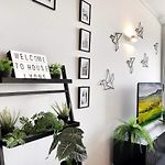 Balcony Views, Parking, Pool & Gym And Walk To Brisbane Cbd