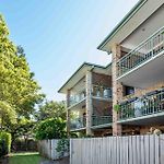 Clayfield Gem With Balcony Steps To Valley & Cbd