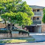 Clayfield Gem With Balcony Steps To Valley & Cbd